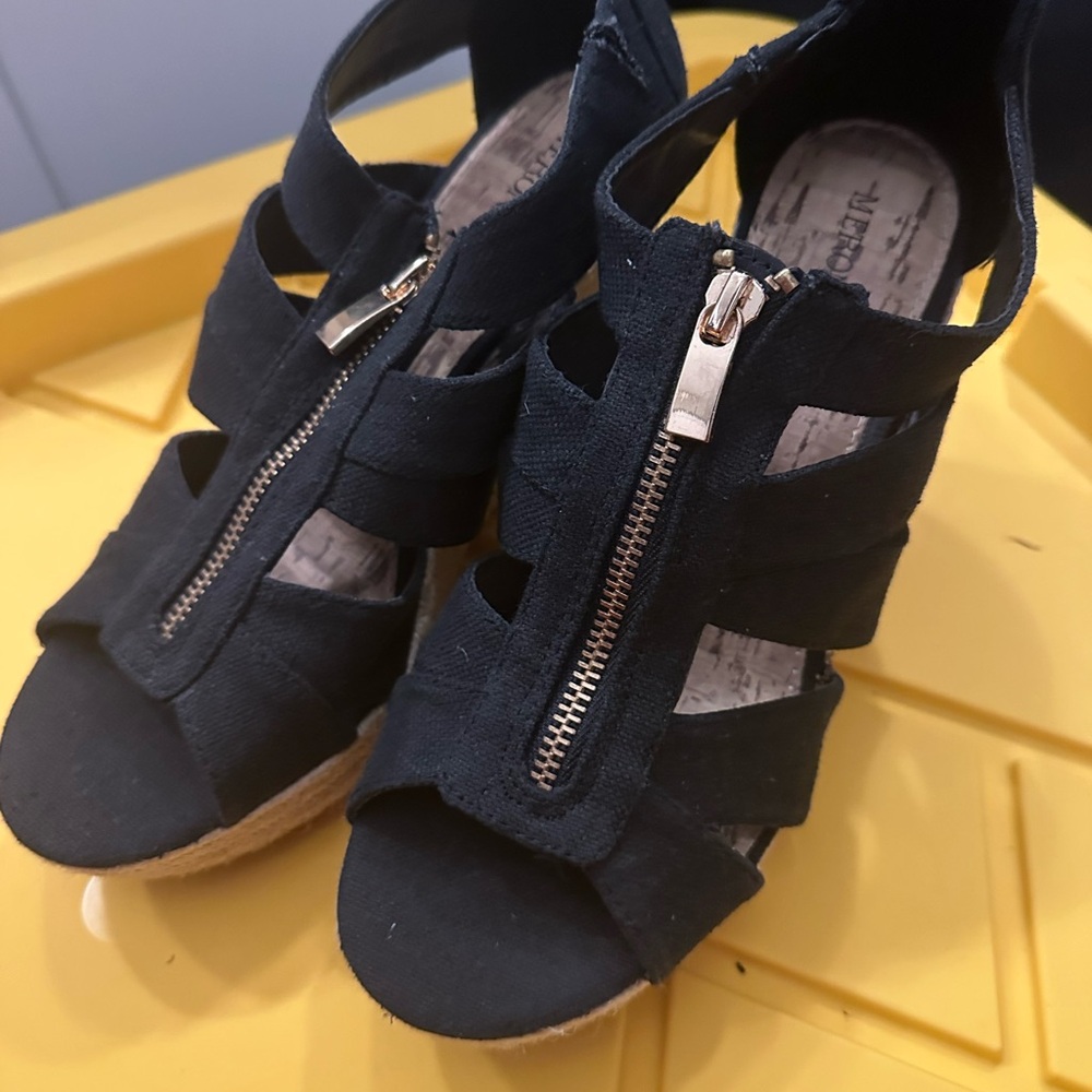 Merona Black and Tan Wedge Sandals - Picture 6 of 6